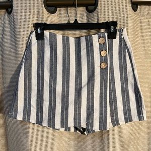 Pull & Bear skort, white and navy blue stripes with tan buttons & a zipper